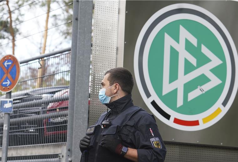 Durchsuchungen: Verdacht der Steuerhinterziehung beim DFB Wegen des Verdachts der Steuerhinterziehung hat die Staatsanwaltschaft Frankfurt/Main die Geschäftsräume des DFB sowie Privatwohnungen durchsucht.