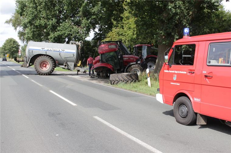 Wegen des verlorenen Hinterrads kam es auf der L135 bei Hoope (Hagen) zu Verkehrsbehinderungen. 