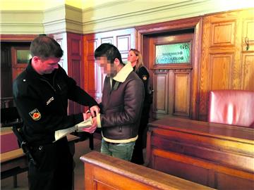 Fortsetzung des Prozesses: Wegen des Vorwurfs der schweren Brandstiftung muss sich der Syrer Eiyad A. vor dem Landgericht Bremen verantworten. Am Dienstag gab der Schwager Einblick in das Leben des Angeklagten.