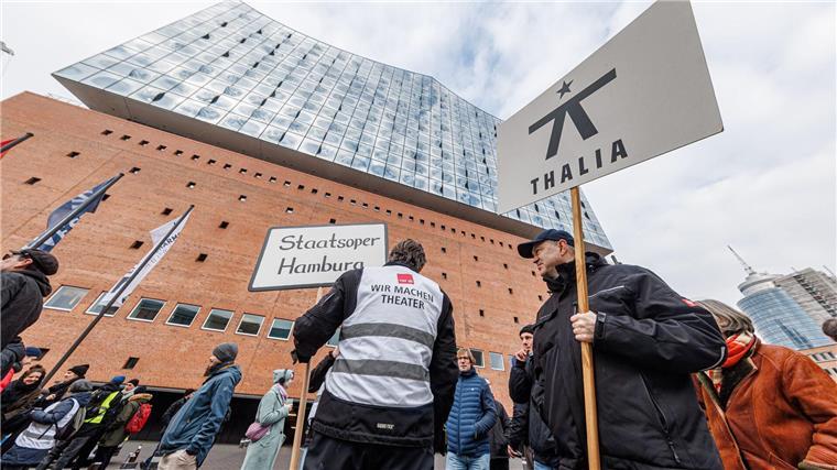 Warnstreik bei Hamburgs großen Bühnen Wegen des Warnstreiks der Kulturschaffenden fallen Vorstellungen an großen Häusern aus oder finden nur in abgespeckter Fassung statt.