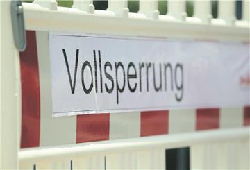 Wegen des Wassers ist der Straßenverlauf in vielen Bereichen nicht erkennbar. Die Straße ist deswegen gesperrt.
