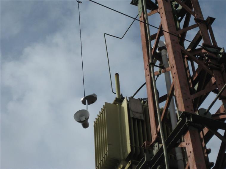 Bremerhaven: Schreibtischlampe in Oberleitung behindert Zugverkehr Wegen dieser Schreibtischlampe verspäteten sich in Bremerhaven acht Züge.