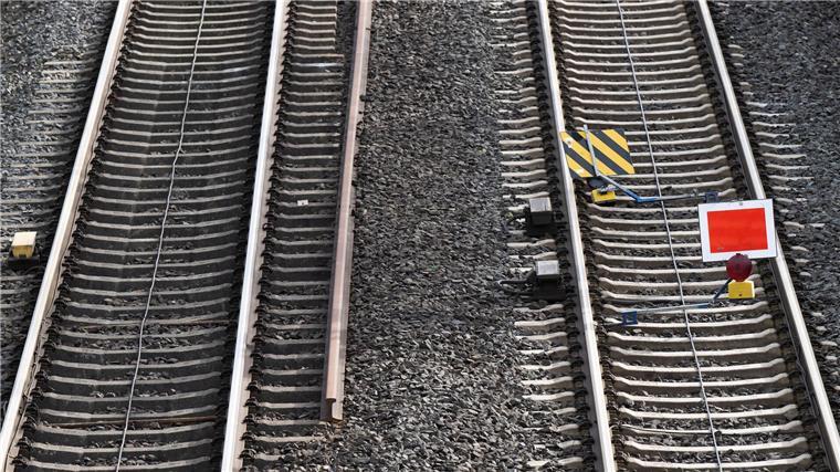 Beschädigte Oberleitung stoppt Bahnverkehr in Stendal Wegen einer beschädigten Oberleitung war der Zugverkehr in Stendal am Montag zeitweise unterbrochen. (Symbolbild)