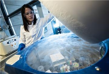 Ruth Gomez, Reproduktionsmedizinerin/stellver. Leiterin des Mainzer Kinderwunsch- und PID-Zentrums, steht an einem Kryotank mit tiefgefroren Spermien und Embryos in bestimmten Stadien.