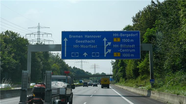 A1 in Hamburg bis Montagmorgen voll gesperrt Wegen einer Vollsperrung der A1 müssen Autofahrer in Richtung Bremen/Hannover in Hamburg-Billstedt abfahren. (Archivbild)