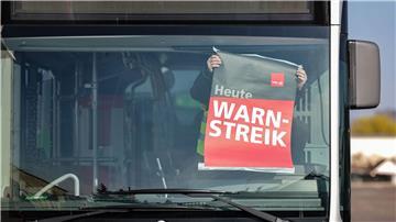 Wegen eines ganztägigen Warnstreiks bleiben viele Busse in den Depots. (Symbolbild)