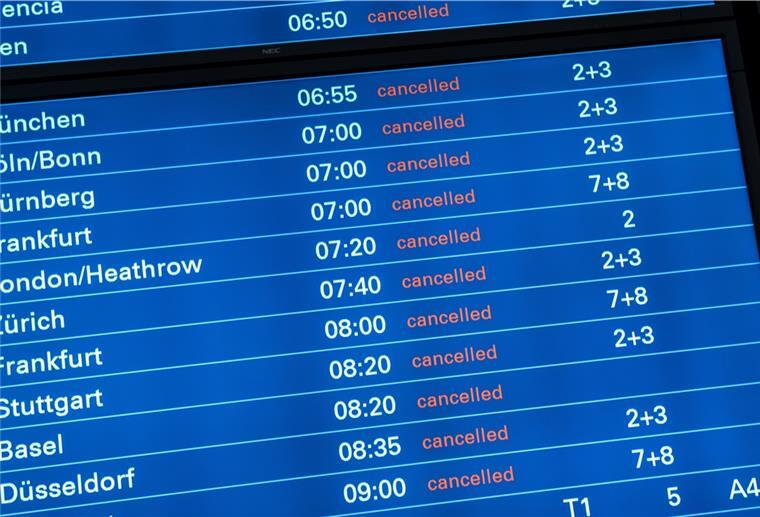 Cancelled (gestrichen) steht auf einer Anzeigetafel am Hamburger Flughafen hinter allen Flügen.