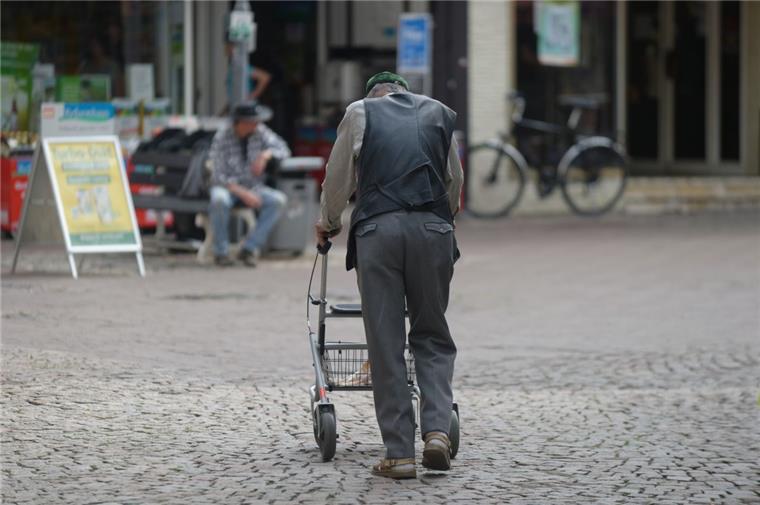 Wegen eines Streits um Medikamente hat ein 90-Jähriger den Mitarbeitern einer Arztpraxis gedroht und einen Polizeieinsatz ausgelöst.
