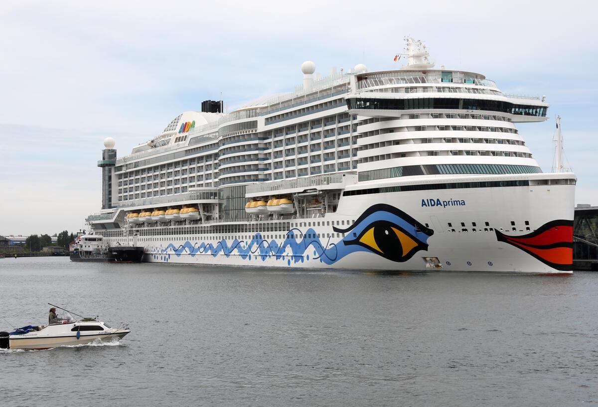 13 Stunden Verspätung! Aida-Schiff muss spontan die Route ändern Die "Aidaprima" liegt in einem Hafen.