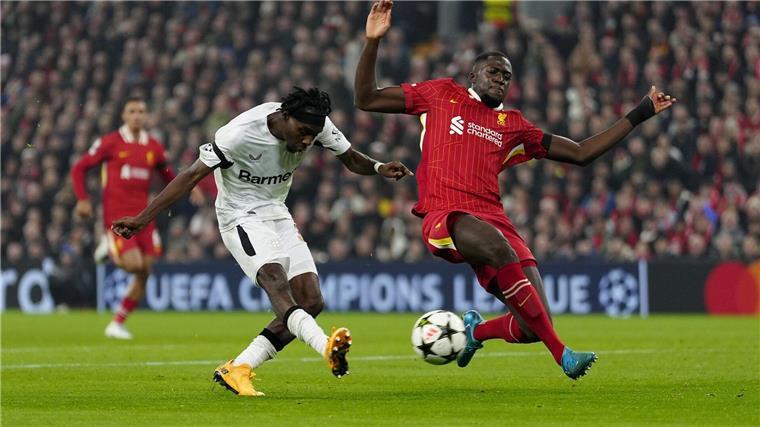 Bayer beeindruckt von Anfield-Stimmung: Pleite in Liverpool Wegen eines vorherigen Handspiels zählte das Tor von Jeremie Frimpong (links) nicht