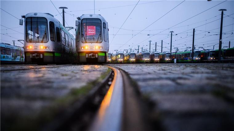Busse und Bahnen stehen in Hannover still Wegen eines Warnstreiks bleiben die Straßenbahnen der Üstra im Depot.