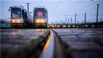 Wegen eines Warnstreiks bleiben die Straßenbahnen der Üstra im Depot. 