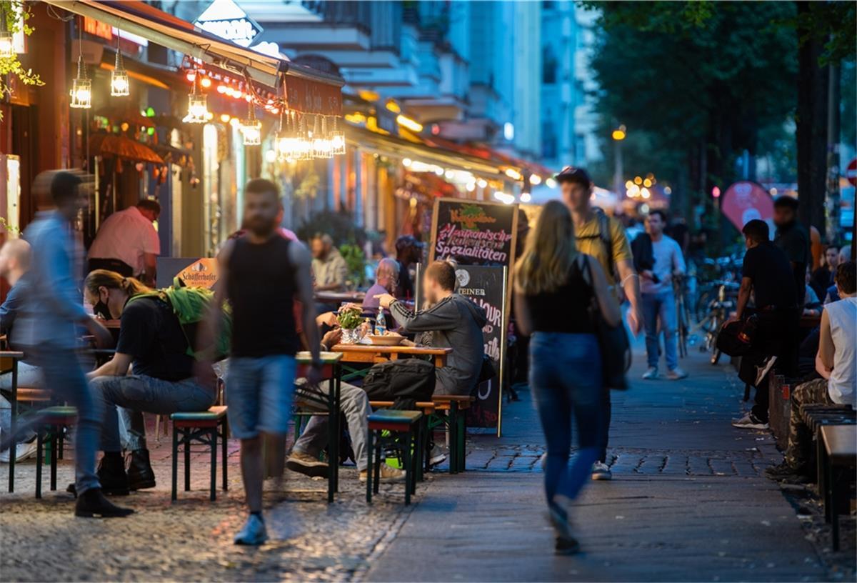 Menschen flanieren abends auf Kniepenmeile,