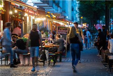Menschen flanieren abends auf Kniepenmeile,