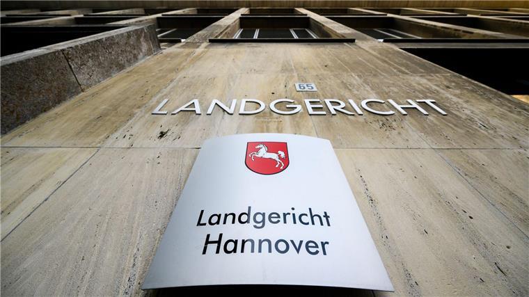 Acht Jahre Gefängnis wegen Millionenbetrugs mit Corona-Tests Wegen Millionenbetrugs mit erfundenen Corona-Teststellen soll ein Angeklagter für acht Jahre ins Gefängnis. (Archivbild)