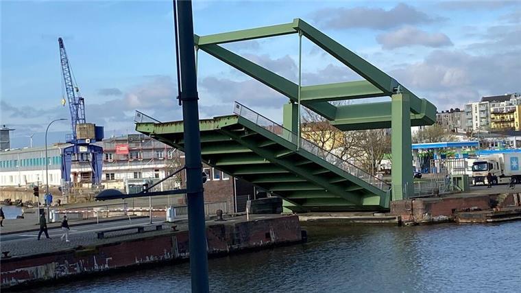 Wegen Routine- und Wartungsarbeiten ist die Klappbrücke an der Schleusenstraße am Freitag zeitweise gesperrt.