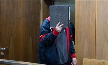 Wegen schweren sexuellen Missbrauchs von Kindern und Jugendlichen muss ein ehemaliger Fußballtrainer für fünf Jahre und zehn Monate ins Gefängnis. 