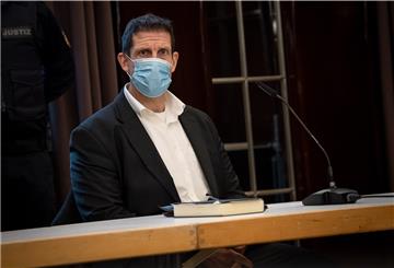 Bremen: Olaf Latzel, Pastor, sitzt vor Prozessbeginn im Gerichtssaal. Wegen seiner Äußerungen über Homosexuelle steht der evangelische Pastor wegen des Vorwurfs der Volksverhetzung vor dem Amtsgericht Bremen.