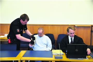 Wegen sexuellen Missbrauchs seiner Tochter muss sich der 39-Jährige (Mitte) vor dem Landgericht Stade verantworten. 