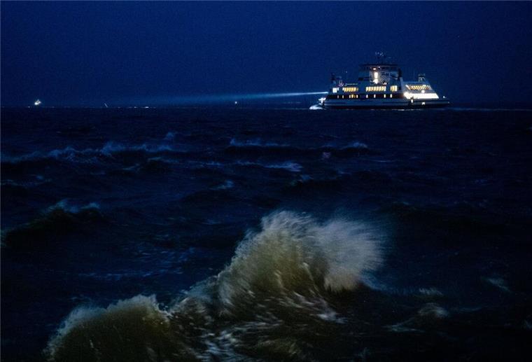 Orkanböen! Herbststurm legt Fährverbindungen nach Helgoland lahm Ein Fährschiff fährt auf der aufgewühlten Nordsee.