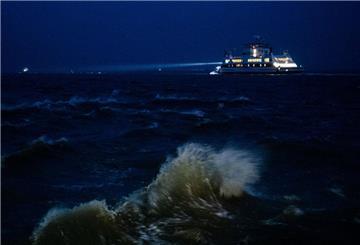 Ein Fährschiff fährt auf der aufgewühlten Nordsee.