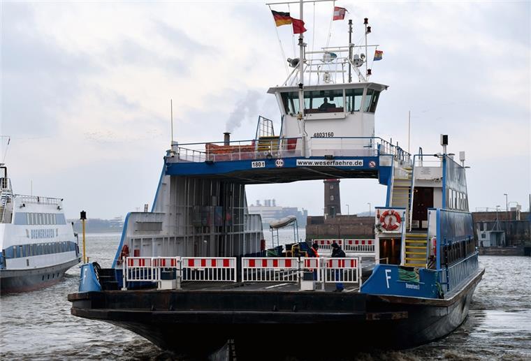 Zwei Fähren liegen auf dem Wasser.