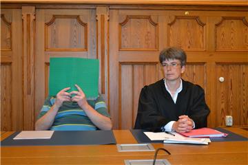 Wegen versuchten Mordes muss sich der 56-Jährige Landwirt (hier mit seiner Rechtsanwältin) seit heute vor dem Stader Landgericht verantworten. 
