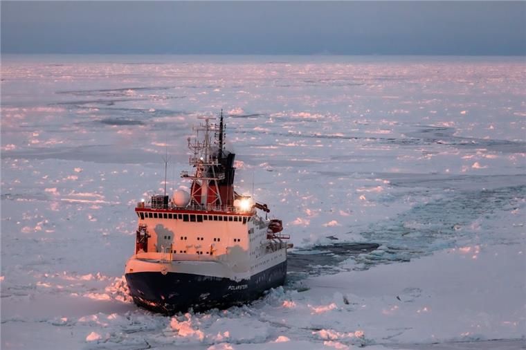 Probleme in der Antarktis: "Polarstern" kommt nicht durchs Eis Wegen zu heftiger Eisverhältnisse musste die "Polarstern" in der Antarktis einen neuen Kurs einschlagen.
