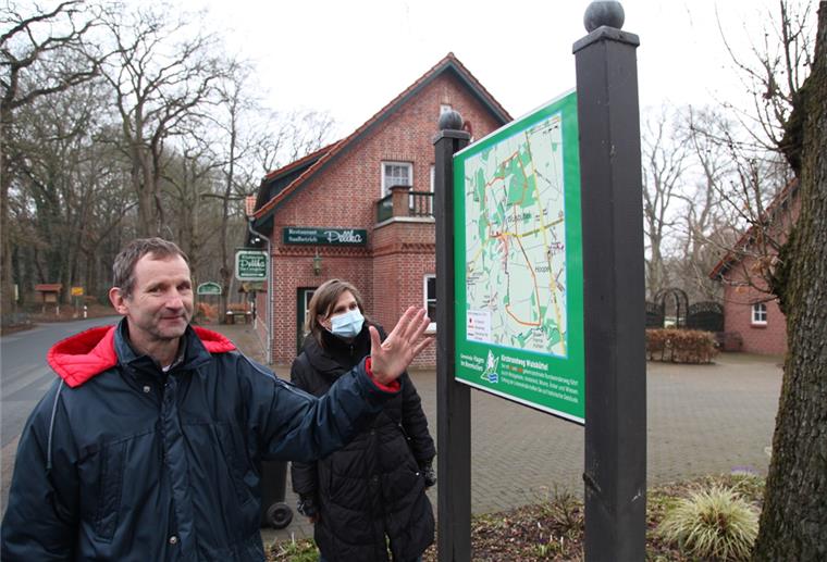 Wegpate Volker Schmidt und Claudia Theis setzen sich für den Wanderweg "Kirchrundweg" in Wulsbüttel ein. 