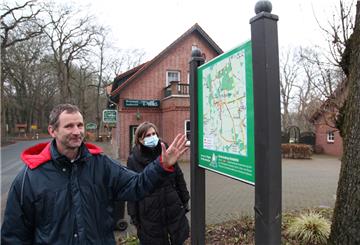 Wegpate Volker Schmidt und Claudia Theis setzen sich für den Wanderweg "Kirchrundweg" in Wulsbüttel ein. 