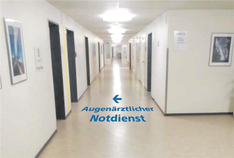 Geestland: Darum gibt Dr. Bilgic den augenärztlichen Notdienst auf Wegweiser auch auf dem Boden: Im Erdgeschoss der Ameos-Klinik Seepark Geestland weisen Pfeile den Weg zum augenärztlichen Notdienst.