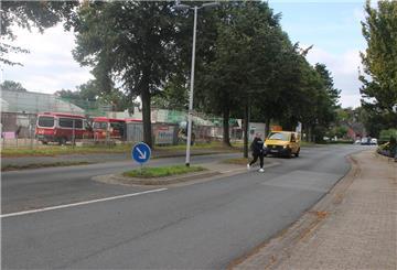 Wehdeler Eltern sehen in der Wesermünder Straße im Bereich der Verkehrsinsel vor dem neuen Kindergarten ein großes Sicherheitsproblem für ihre Kinder.