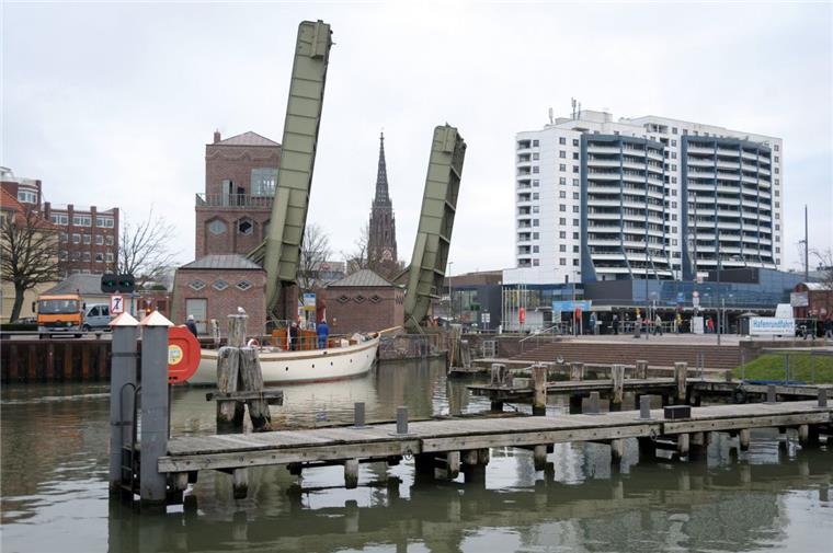 Vergeblicher Kampf: Die Schiffergilde hat am Freitag die letzten Boote von den Holzstegen abgezogen. Bis zum Mai werden sie durch Beton-Pontons ersetzt.