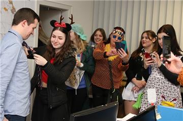 Weiberfastnacht 2020 im Burhaver Rathaus: Den Männern geht es an den Schlips. 