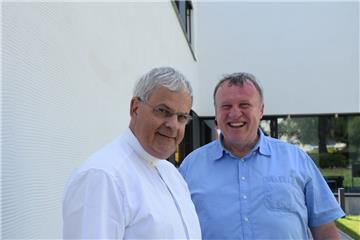 Weihbischof Dr. Reinhard Hauke (links) aus Erfurt und Pfarrer Karl Jasbinschek von der St.-Willehad-Gemeinde.