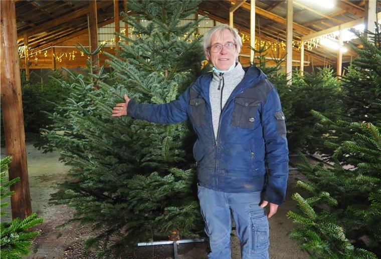 Nordenhamer Weihnachtsbaum-Check: Größen, Preise und Herkunft Weihnachtsbäume gibt es auch bei Andreas Speckels-Suhren auf dem Hof Königsfeld am Mittelweg. In diesem Jahr stehen die Tannen überdacht in der Scheune.