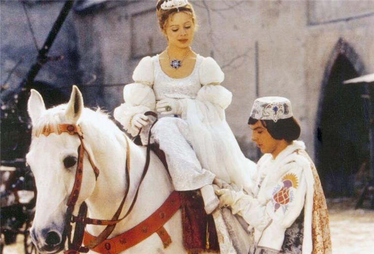 Weihnachtsfilme: Viel mehr als Kitsch mit Happy End Weihnachtsfilme wie „Drei Haselnüsse für Aschenbrödel“ gelten oft als kitschig und vorhersehbar, haben aber viel mehr zu bieten, sagt die Expertin.