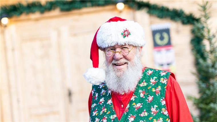 Zu teuer? Weniger Miet-Weihnachtsmänner unterwegs „Weihnachtsmann“-Darsteller Willi Dahmen posiert für ein Foto nach Beendigung seiner Weihnachtsmann-Schulung.