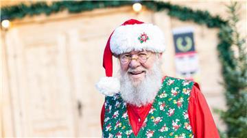 „Weihnachtsmann“-Darsteller Willi Dahmen posiert für ein Foto nach Beendigung seiner Weihnachtsmann-Schulung.