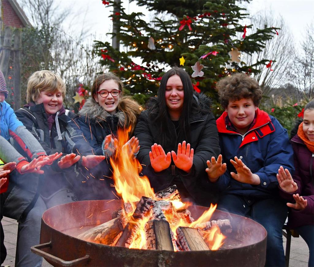 Weihnachtsmarkt in Padingbüttel: Besonders beliebt waren die Bänke rund um die g...
