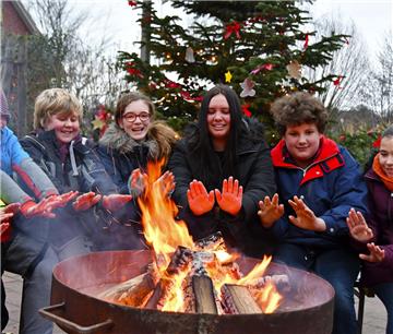Weihnachtsmarkt in Padingbüttel: Besonders beliebt waren die Bänke rund um die g...