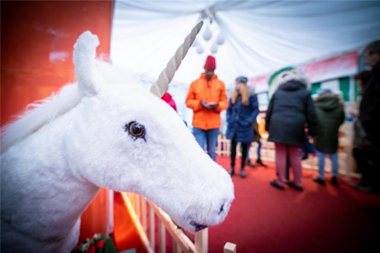 Diese Märchenfiguren stehen auf dem Bremerhavener Weihnachtsmarkt Weihnachtsmarktgeschichte: ehemalige Karstadt-Deko wird zum Hingucker in der kleinen Weihnachtswelt hinter dem Denkmal auf dem Theaterplatz. Im Bild: Fabelhaftes Einhorn hat den Blick auf die Gäste im Zelt gerichtet.