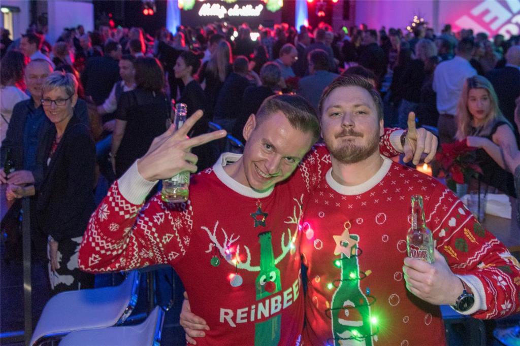 Weihnachtsoutfit des Abends. Lukas Smolenski und Kai Klimas im Fischbahnhof.
