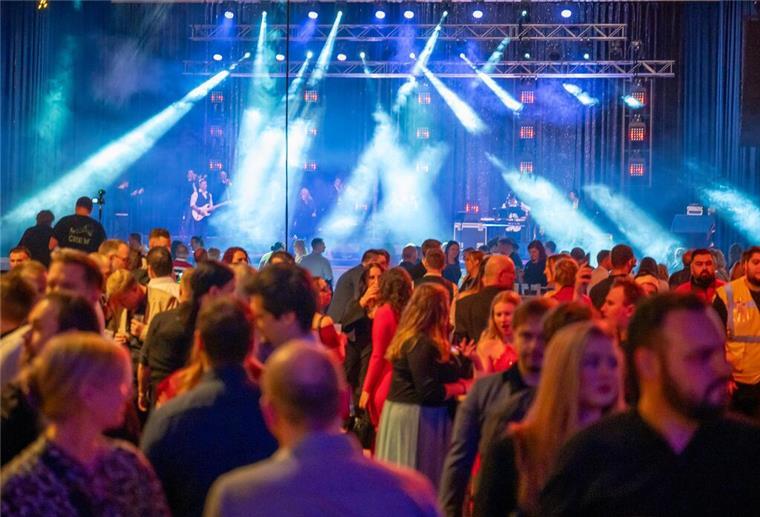 Weihnachtszauber 2023: Gäste feiern in der Stadthalle.