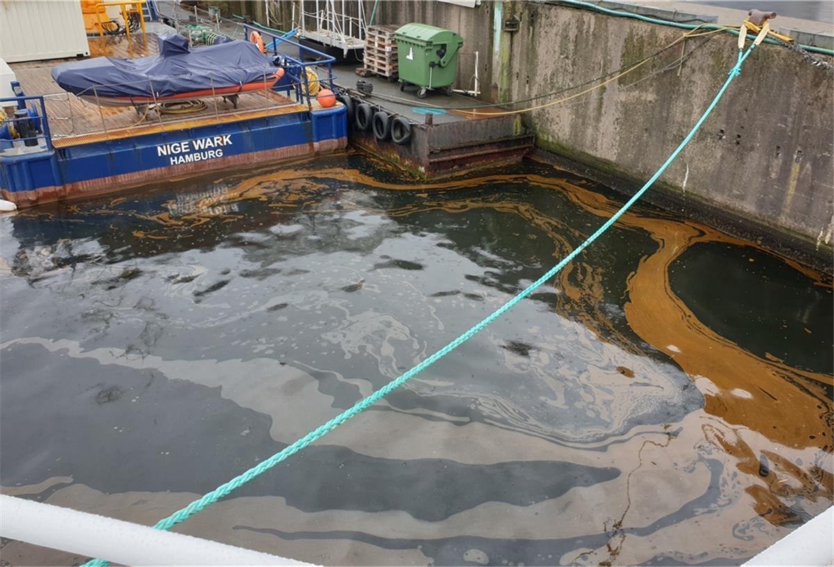 Cuxhaven: Feuerwehreinsatz nach Gewässerverschmutzung im neuen Fischereihafen Weil aus einem Abwasserkanal eine unbekannte, ölig aussehende Substanz ausgetreten war, sind am Freitag die Berufsfeuerwehr Cuxhaven und die Freiwillige Feuerwehr Duhnen ausgerückt, um die Flüssigkeit aufzunehmen.