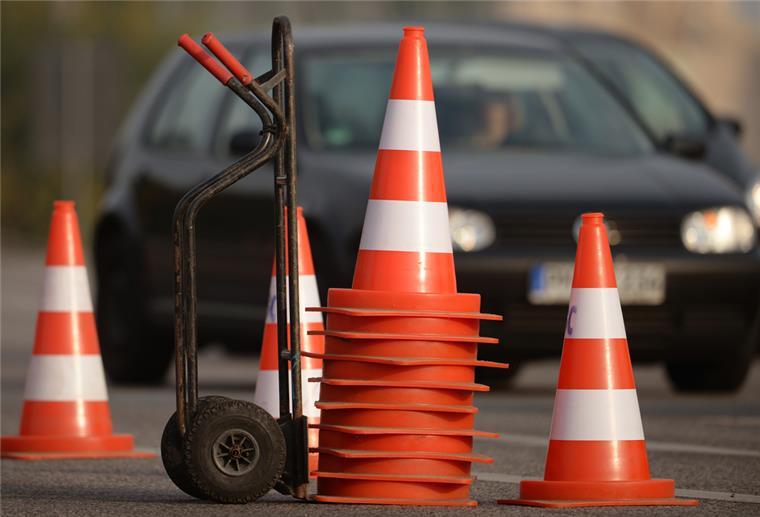 Weil Brücken überprüft werden, werden die Bundesstraßen im Bereich der Ortsumgehung Rodenkirchen bis voraussichtlich Freitag (28.10.) jeweils für mehrere Stunden gesperrt.