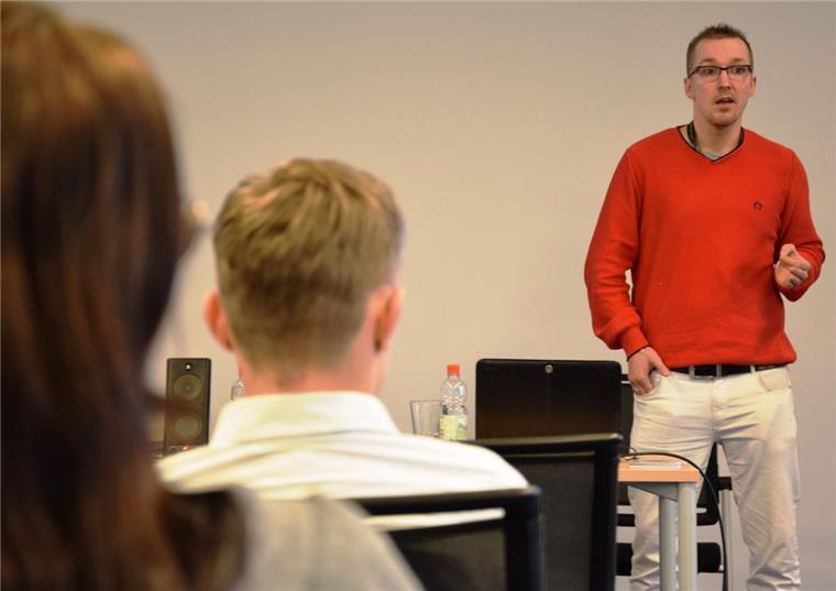 Wesermarsch: Gewaltopfer berichtet BBS-Schülern von seinem Schicksal Weil Christoph Rickels einem Mädchen in der Disco einen Drink spendiert hatte, wurde er von deren eifersüchtigem Freund mit der Faust zu Boden geschlagen. Christoph Rickels, der vier Monate im Koma lag, erzählt Schülern von seinem Schicksal, damit diese daraus lernen.