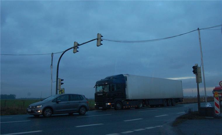 Weil das Risiko zu groß ist, dass die Ampelanlage wieder ihren Geist aufgibt, werden jetzt neue Kabel über die B 212 gelegt.