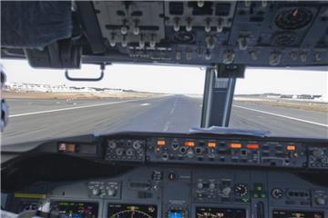 Weil dem Copiloten schwindelig wurde, nahm eine Stewardess seinen Platz beim Landen ein. 