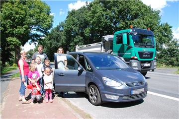 Weil der Bus an der Stoteler Haltestelle Sandkuhle nicht mehr hält, holen Elke und Thomas Prinz sowie Imke Anderstein die Schüler Emma, Magnus und Thorge (hinten von links) mit dem Auto von der Schule ab. Mit Jonas und Lilian (vorn von links) wächst die nächste Schülergeneration heran.